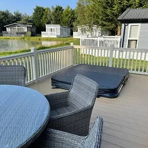 Bramble With Hot Tub Holiday home York